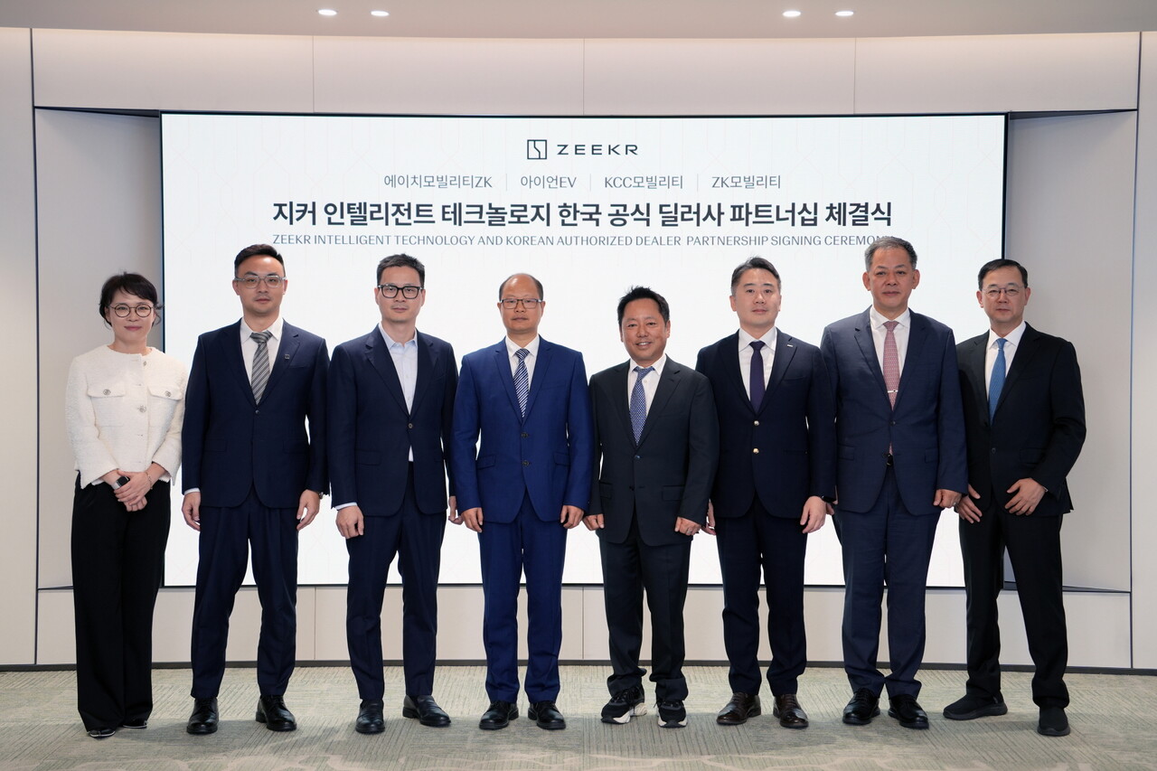 (왼쪽부터)임현기 지커 코리아 대표, 제프 차오(Jeff Cao) 지커 동아시아 총괄, 천 위(Chen Yu) 지커 부사장, 알렉스 난(Alex Nan) 지리자동차 인터내셔널 CEO, 황호진 에이치모빌리티ZK 대표, 김민규 아이언EV 대표, 이상현 KCC모빌리티 대표, 장인우 ZK모빌리티 대표. / 지커 코리아