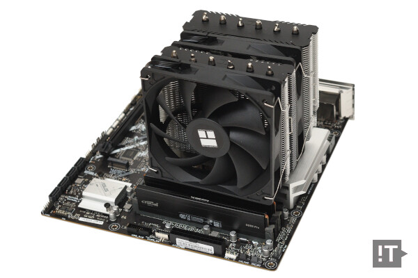 기본형 메인보드와 공랭식 쿨러로도 프로세서 기본 성능 발휘에는 문제가 없다. / 권용만 기자