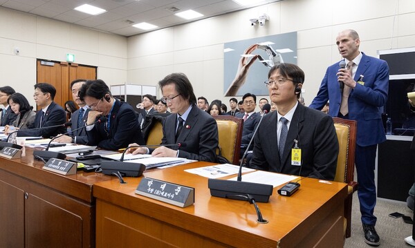 해롤드 로저스 쿠팡 대표이사가 31일 서울 여의도 국회에서 열린 제430회국회(임시회) 쿠팡 침해사고 및 개인정보 유출, 불공정 거래, 노동환경 실태 파악과 재발방지 대책 마련을 위한 연석 청문회에 출석해 의원 질의에 답변하고 있다. / 뉴스1