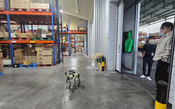 아이디오스는 바스티온로보틱스, 엣지에이아이가 함께 식자재 유통 기업 햇품 주식회사 공장에서 순찰 로봇 시범 적용을 진행했다고 30일 밝혔다. / 바스티온로보틱스