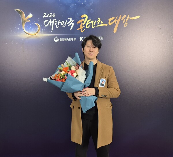서울 삼성동 코엑스에서 열린 ‘2025 대한민국 콘텐츠대상’에서 김형태 시프트업 대표가 게임산업발전유공 부문 대통령표창 수상 후 기념촬영을 하고 있다. / 시프트업