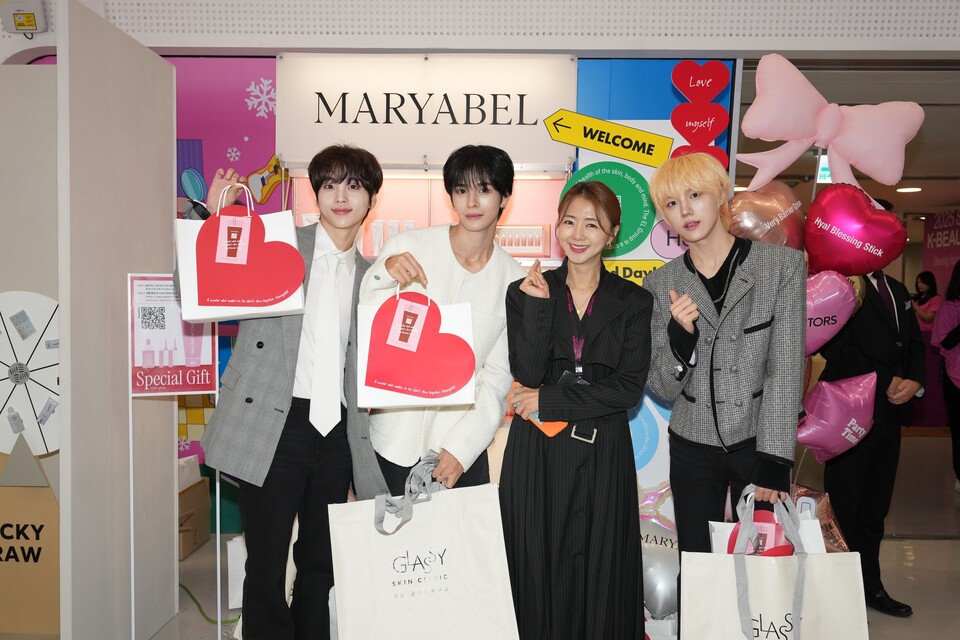 12월 19일 서울 동대문디자인플라자(DDP)에서 열린 2025 서울콘 K뷰티부스트를 찾은 그룹 크래비티(CRAVITY)가 포즈를 취하고 있다. / 누리하우스