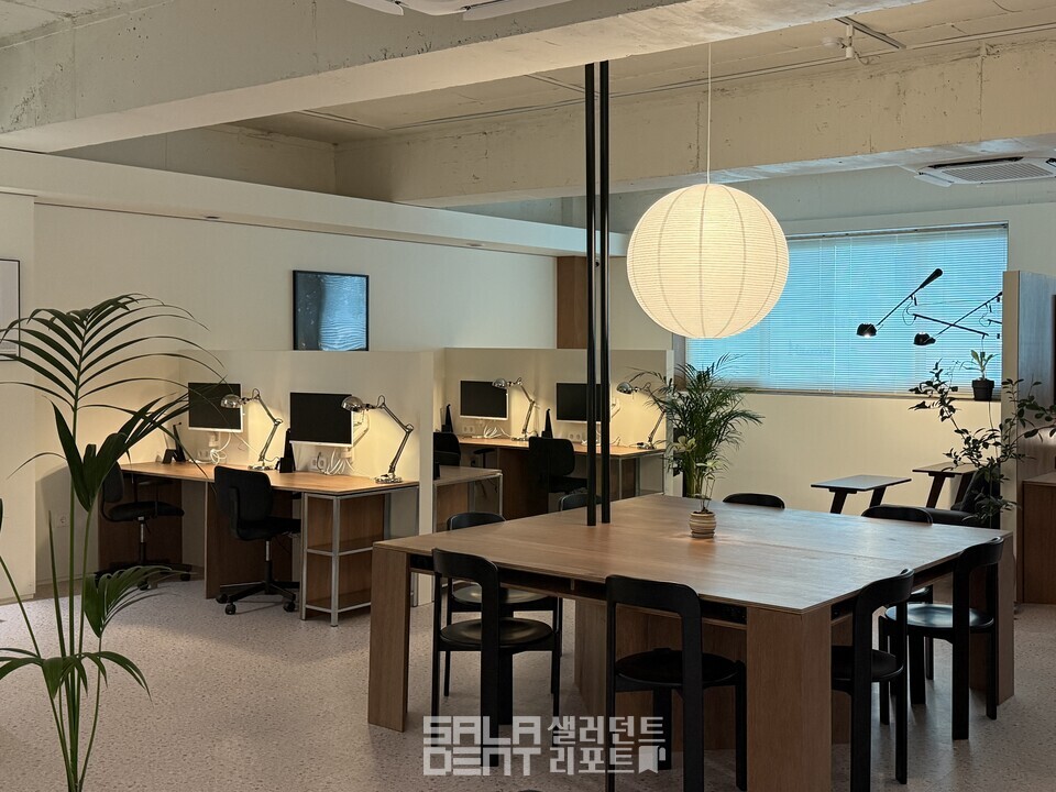 더블네거티브 발산의 작업 공간. 모니터 좌석부터 대형 테이블, 1인 소파까지 다양한 좌석이 마련돼 있다(사진=샐러던트리포트).
