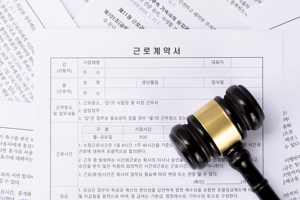 근로계약서, 취업규칙, 단체협약 등 문서에 관련 내용이 명시돼 있는지에 따라 재택근무의 근로조건 여부가 결정된다.(사진=유토이미지).