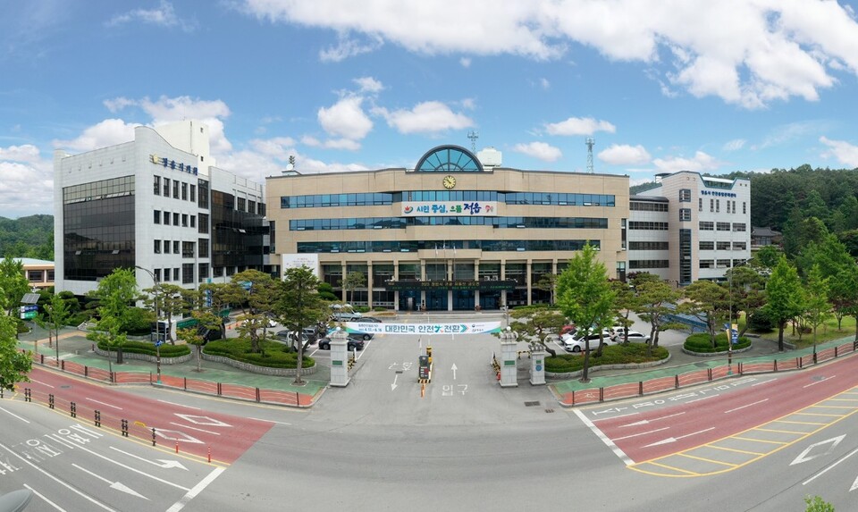 정읍시가 공공부문 기간제 근로자의 11개월 계약을 전격 폐지하겠다고 밝혀 주목을 받고 있다(사진=정읍시청).