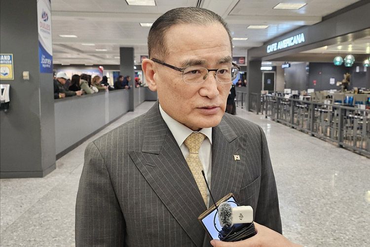 National Security Adviser Wi Sung-lac answers reporters' questions at Dulles International Airport, near Washington, D.C., on Tuesday. (Yonhap)