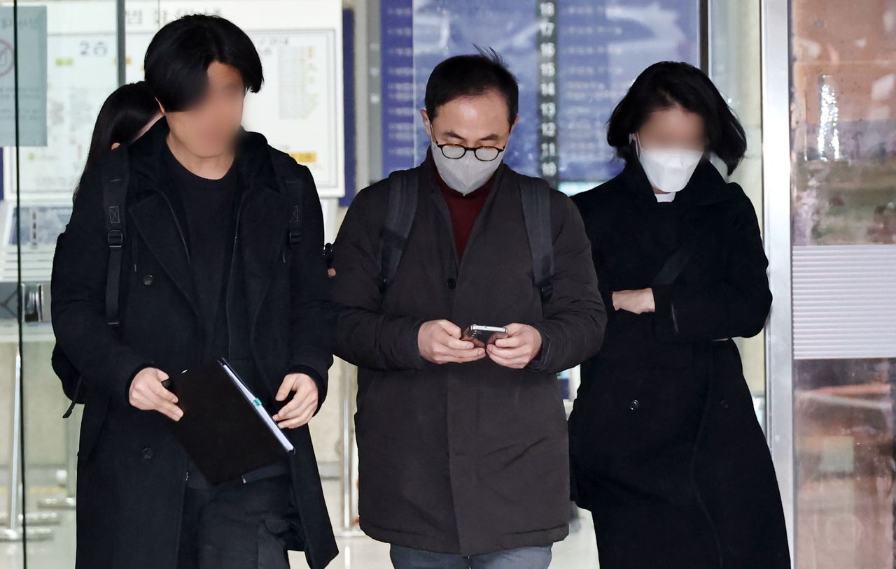Former Vice Land Minister Kim Oh-jin (3rd from R) leaves the Seoul Central District Court in southern Seoul on Tuesday, after attending his arrest warrant hearing. (Yonhap)