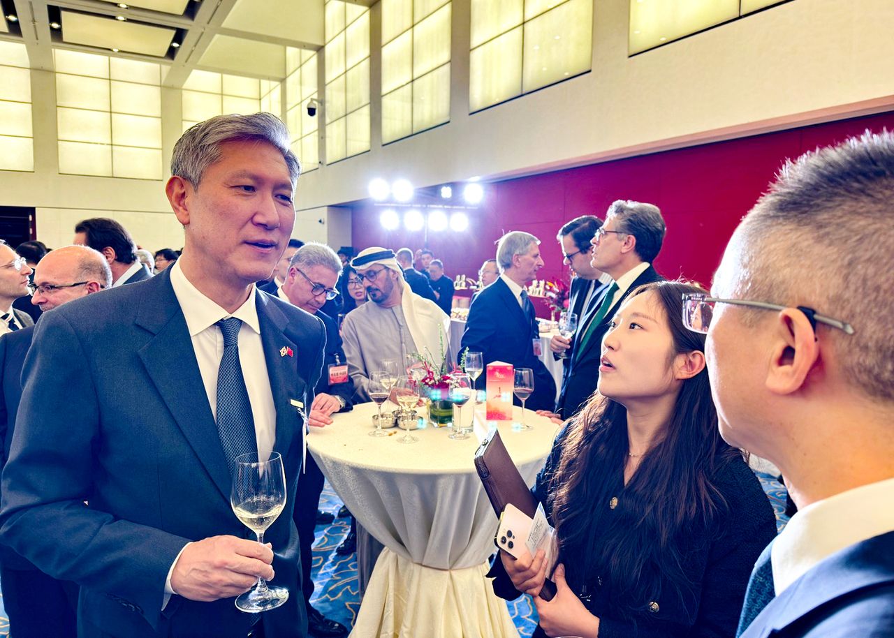 South Korean Ambassador to China Ro Jae-hun (L) speaks with a Chinese official during a reception event at the National Museum of China in Beijing on Tuesday. (Yonhap)