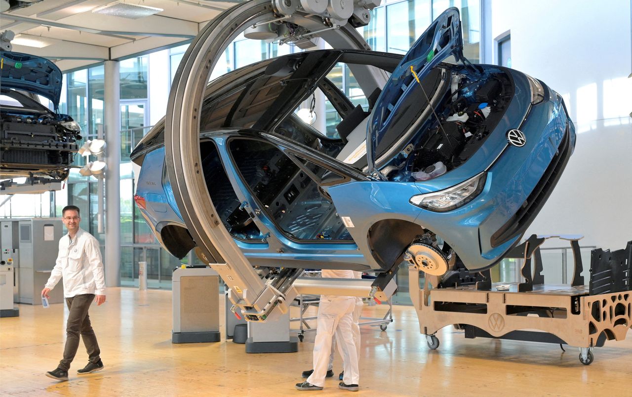 Technicians work in the assembly line of German carmaker Volkswagen's electric ID. 3 car in Dresden, Germany, on May 14. Reuters-Yonhap