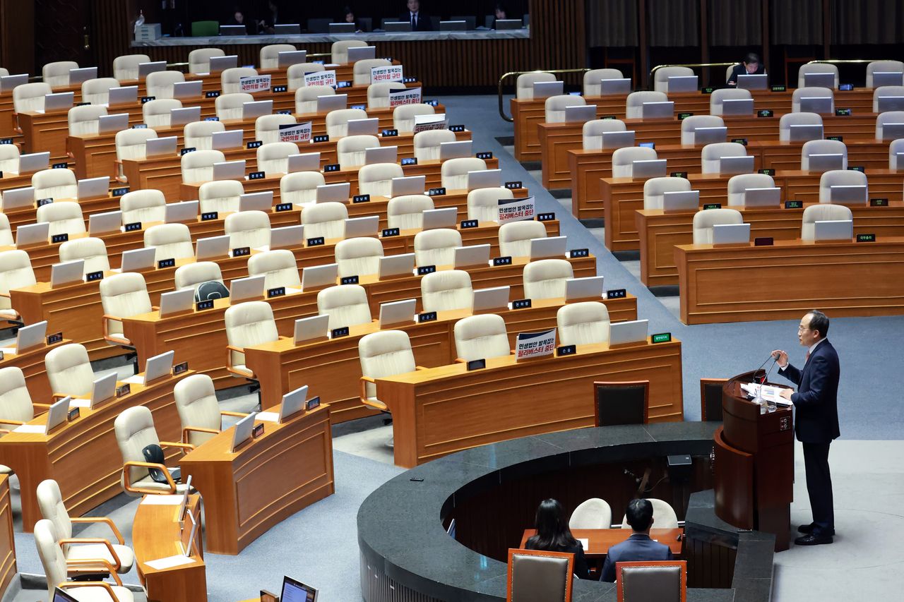 Rep. Choo Kyung-ho of the main opposition People Power Party speaks during a filibuster against a revision to the Banking Act at the National Assembly in western Seoul, in this Dec. 13, file photo. (Yonhap)