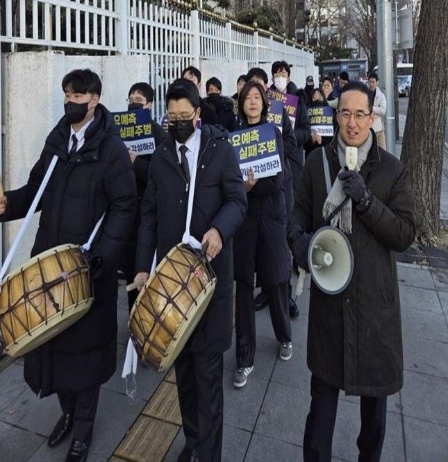 Accountants hold a rally in front of the Government Complex-Seoul on Dec. 8. (Preparatory Committee for Normalizing Quotas and Reforming the Training System)