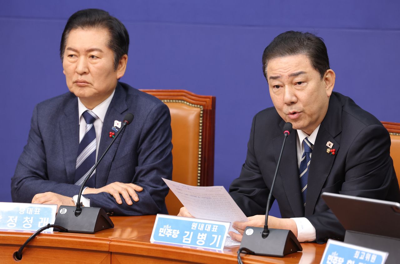 Kim Byung-ki (right), floor leader of the ruling Democratic Party (DP), speaks during a party meeting at the National Assembly in Seoul on Monday, attended by DP leader Jung Chung-rae. (Yonhap)