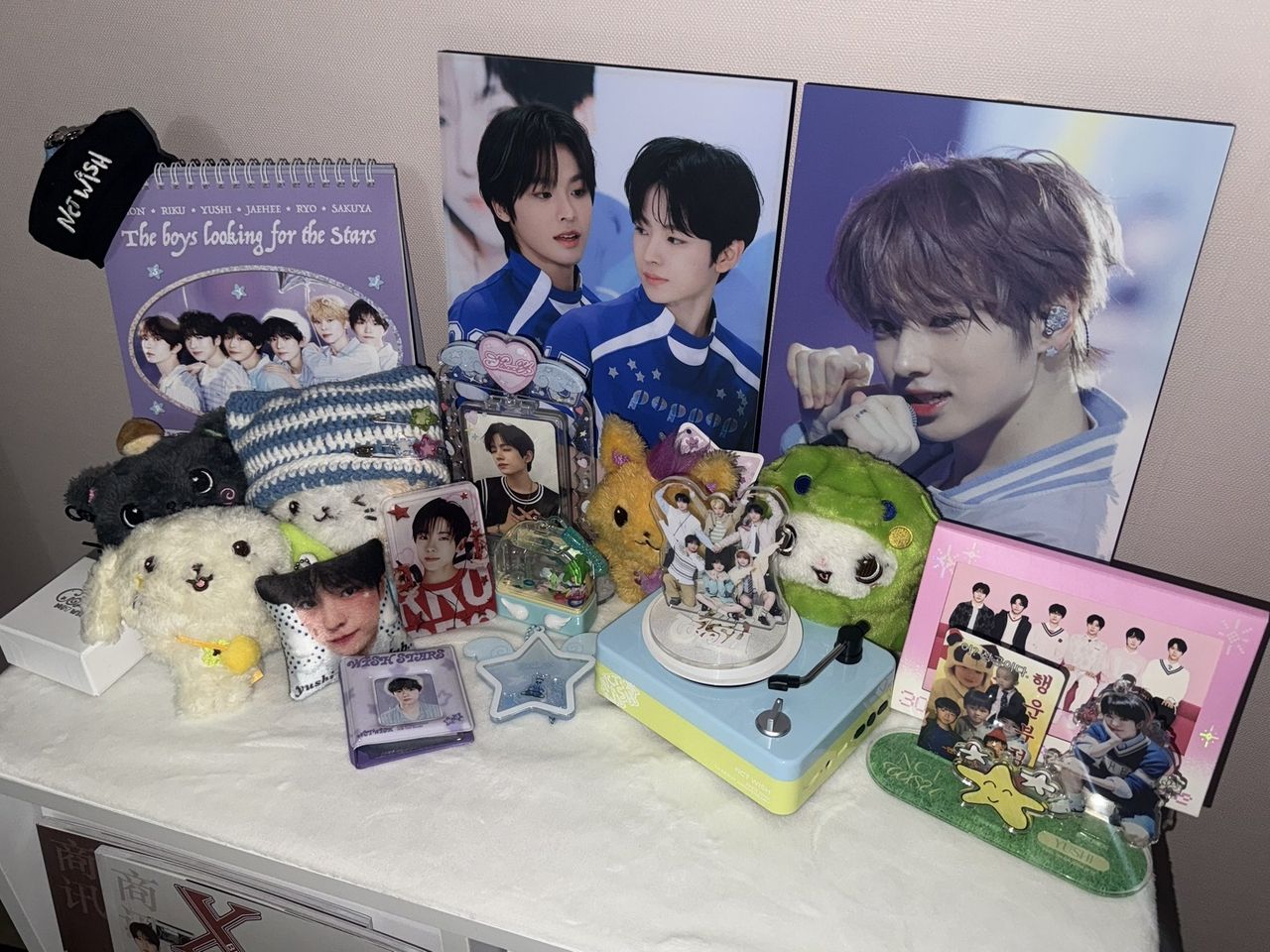 A fan's display of NCT Wish merchandise (X @yuble_45)