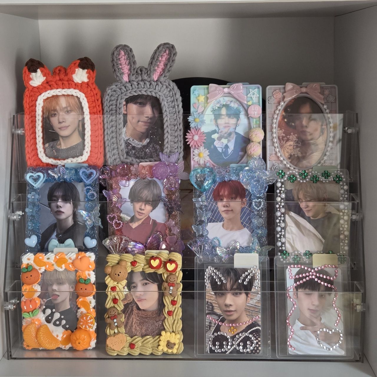 A Tomorrow X Together fan's collection of photocards of the group's members (X @hamingzz6)