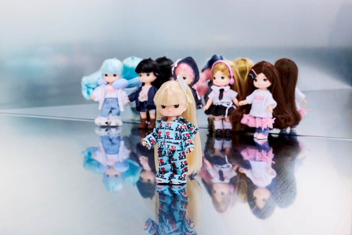 Girl group Illit's keychain made in collaboration with Little Mimi, modeled to look like the group's members. Fans can customize the doll in a way they wish with clothes of their own. (Belift Lab)