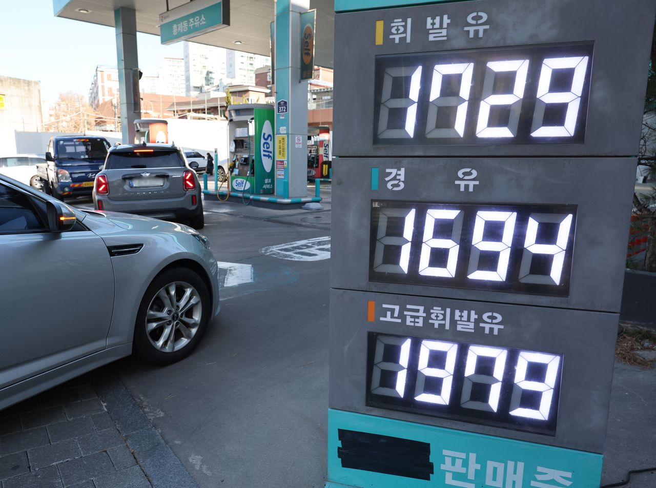 Automobiles wait to fuel up at a gas station in Seoul on Sunday. (Yonhap)