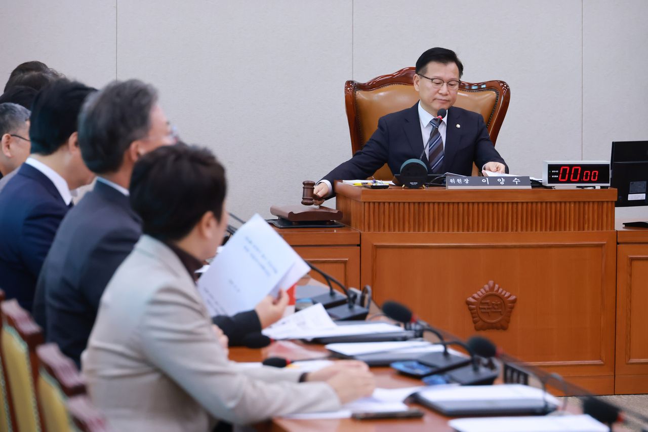 Rep. Lee Yang-soo (right) of the People Power Party chairs a meeting of a special parliamentary investigation committee into last year's deadly Jeju Air crash at the National Assembly in western Seoul on Monday. (Yonhap)