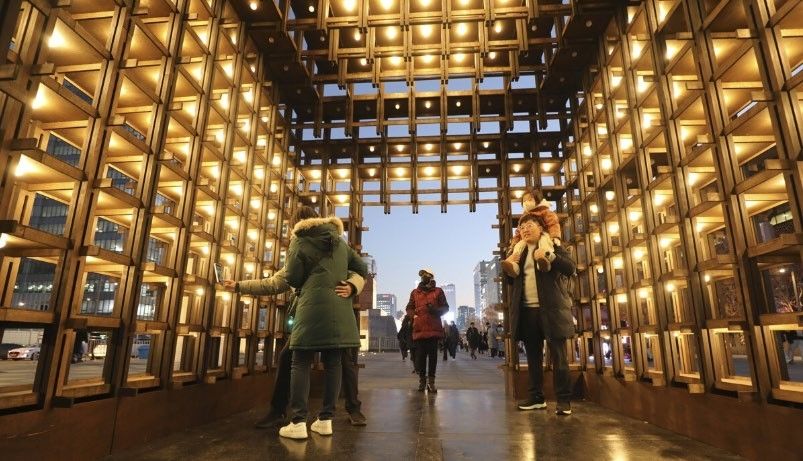 Visitors walk through and explore a light installation at Gwanghwamun Square. (Seoul Metropolitan Government)