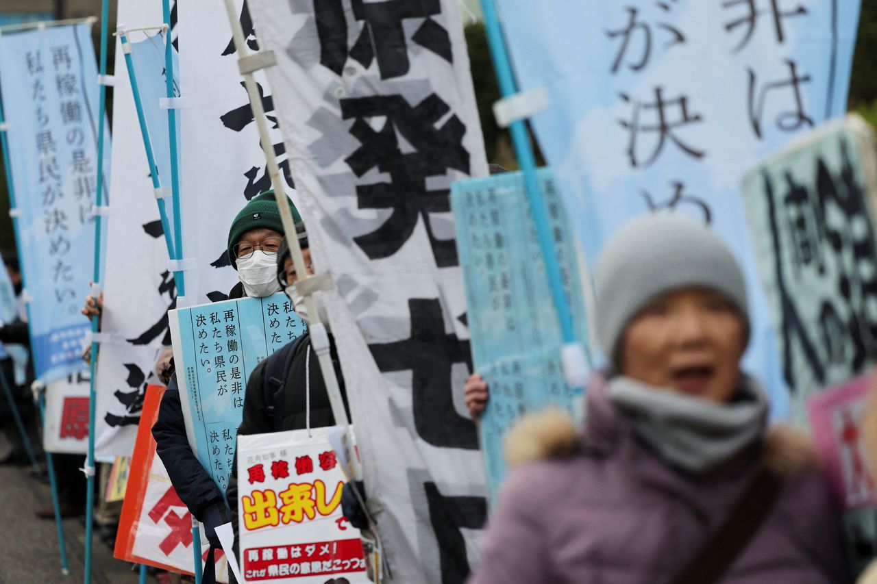Protesters take part in a rally near Niigata prefectural government office building before voting takes place in the prefectural assembly on a partial restart of the Tokyo Electric Power Company's Kashiwazaki Kariwa Nuclear Power Plant in Niigata, Monday. (Reuters-Yonhap)