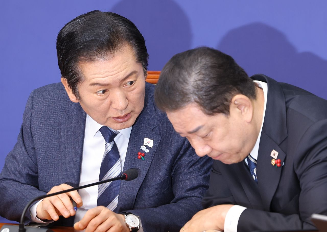 Democratic Party chair Rep. Jung Chung-rae (left) and floor leader Rep. Kim Byung-kee are seen during the party supreme council meeting held in the National Assembly on Monday. (Yonhap)