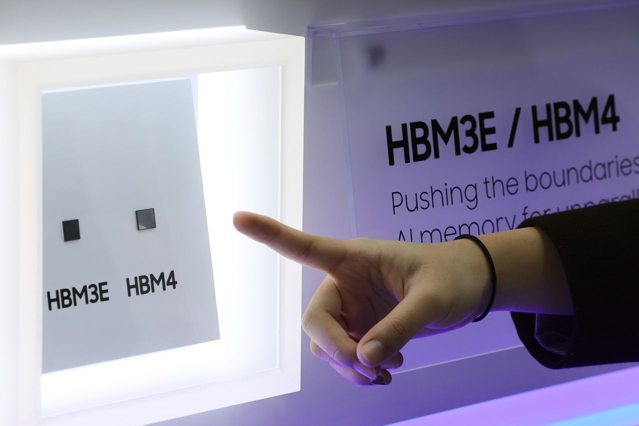 Samsung Electronics displays HBM4 and HBM3E memory samples at its booth at Semiconductor Exhibition 2025 in October at Coex in Seoul. (Yonhap)