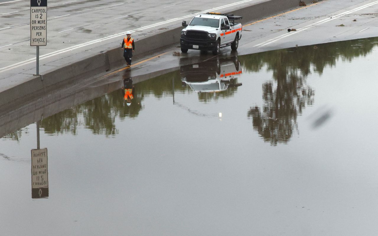 A vehicle near a close freeway in the Sun Valley area, Los Angeles, Wednesday. (Reuters-Yonhap)