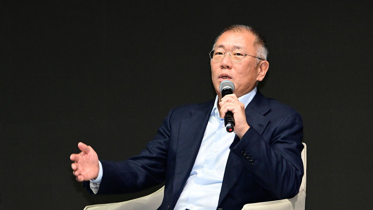 Hyundai Motor Group Executive Chair Chung Euisun speaks during a new year kickoff meeting at Hyundai Motor Studio Goyang in Gyeonggi Province on Jan. 6. (Hyundai Motor Group)