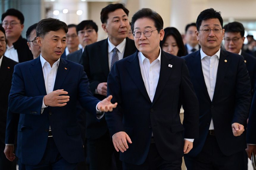 South Korean President Lee Jae Myung (center), then the Democratic Party's presidential candidate, speaks with SK hynix CEO Kwak Noh-jung during an AI memory semiconductor industry roundtable at SK hynix's headquarters in Icheon, Gyeonggi Province, April 28. (Yonhap)