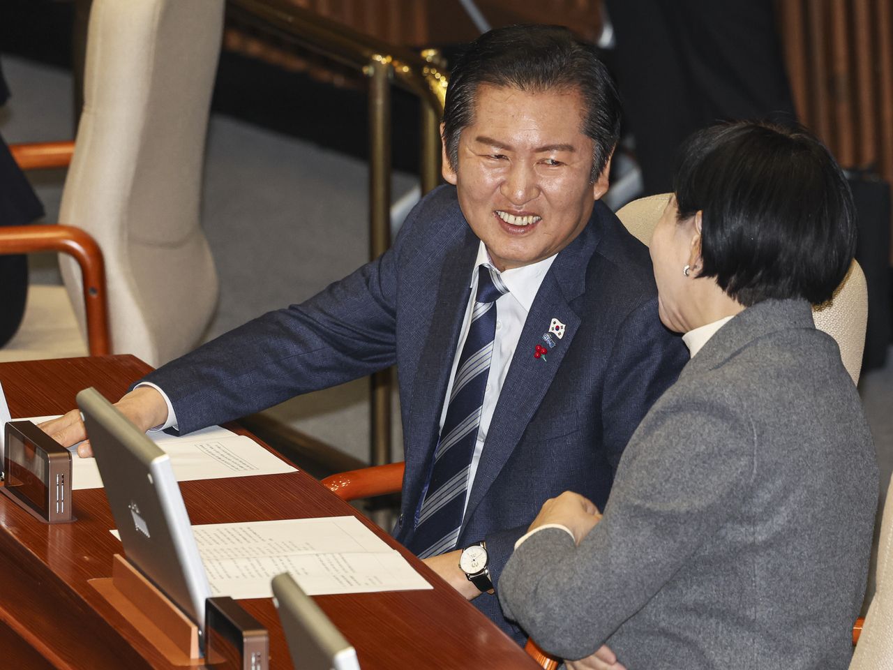 Reps. Jung Chung-rae (left) and Jeon Hyun-heui of the Democratic Party are seen during the plenary session of the National Assembly on Monday. (Im Se-jun/The Korea Herald)