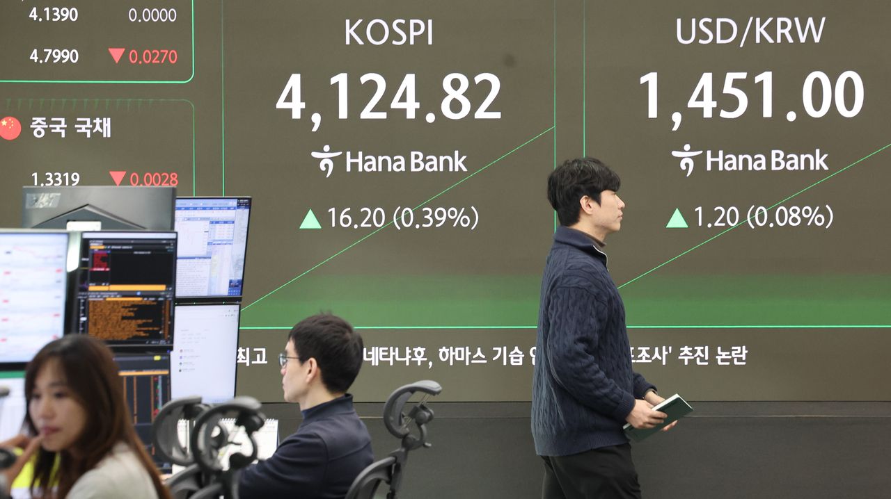 An electronic board showing the Korea Composite Stock Price Index at a dealing room of the Hana Bank headquarters in Seoul on Friday. (Yonhap)