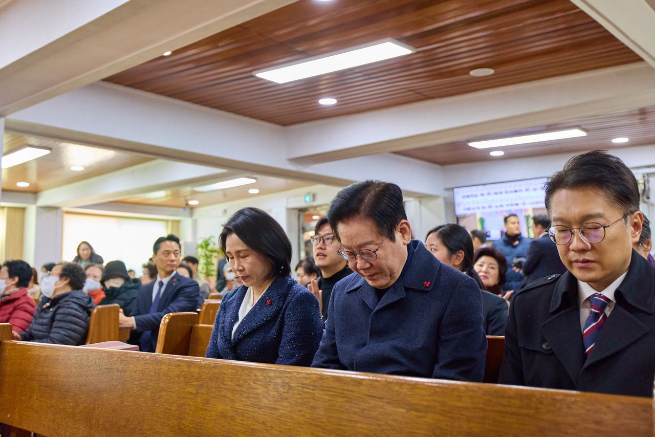 President Lee Jae Myung (second from right, front row), his wife Kim Hea Kyung (third from right, front row) and Lee's spokesperson Kim Nam-joon (right, front row) pray during a Christmas service at Haein Church in Gyeyang-gu, Incheon, on Thursday. (Presidential Office)