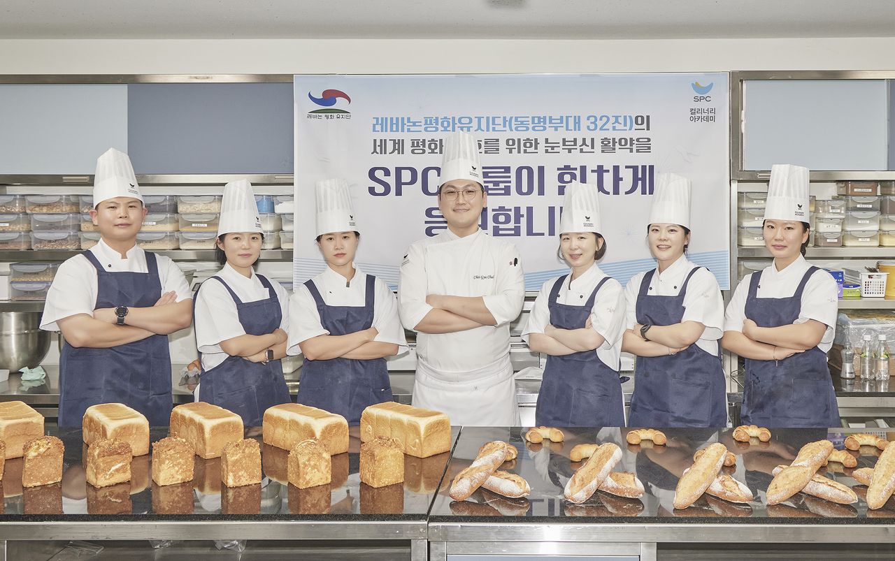 An SPC instructor (center) poses with soldiers during a baking and pastry training program at the SPC Culinary Academy in Seoul. (SPC Group)