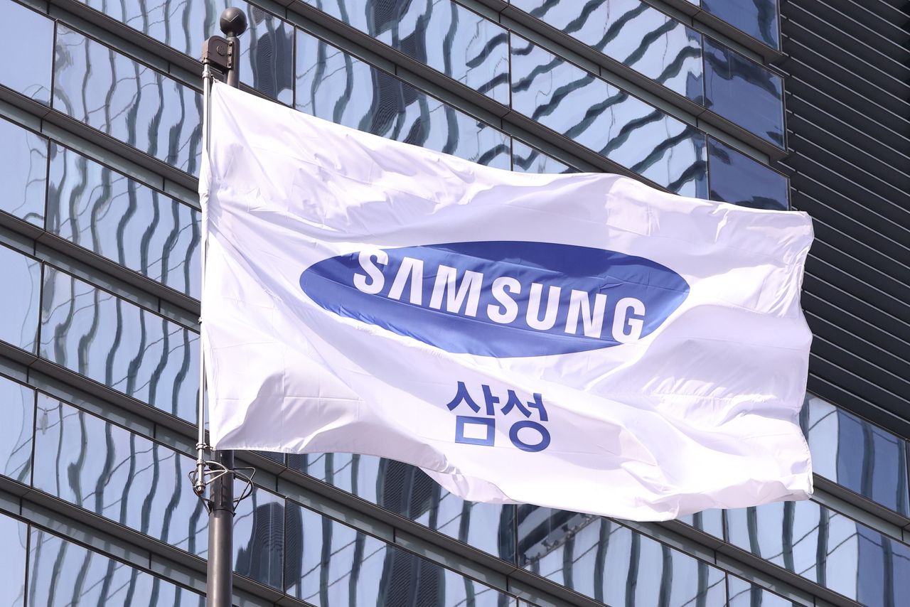 A Samsung Electronics flag flies outside the company's offices in Seocho-gu, Seoul. (Yonhap)