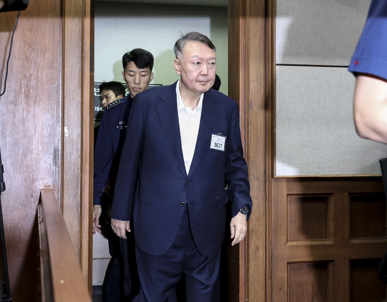 Former President Yoon Suk Yeol attends the first hearing of his trial at the Seoul Central District Court in Seocho-gu, Seoul, on Sept. 26. (Korea Press Photographers Association)