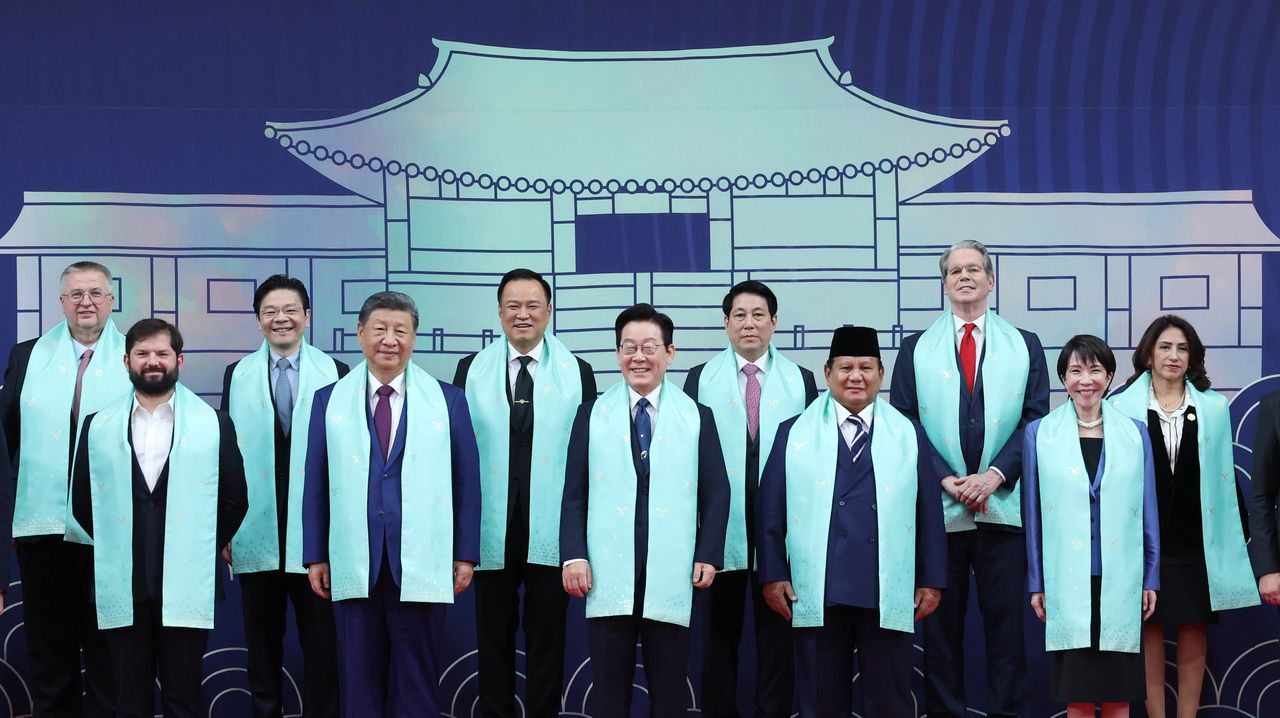 President Lee Jae Myung (C) takes part in the official APEC leaders’ photo session with Chinese President Xi Jinping and other leaders in Gyeongju on Nov. 1. (Newsis)