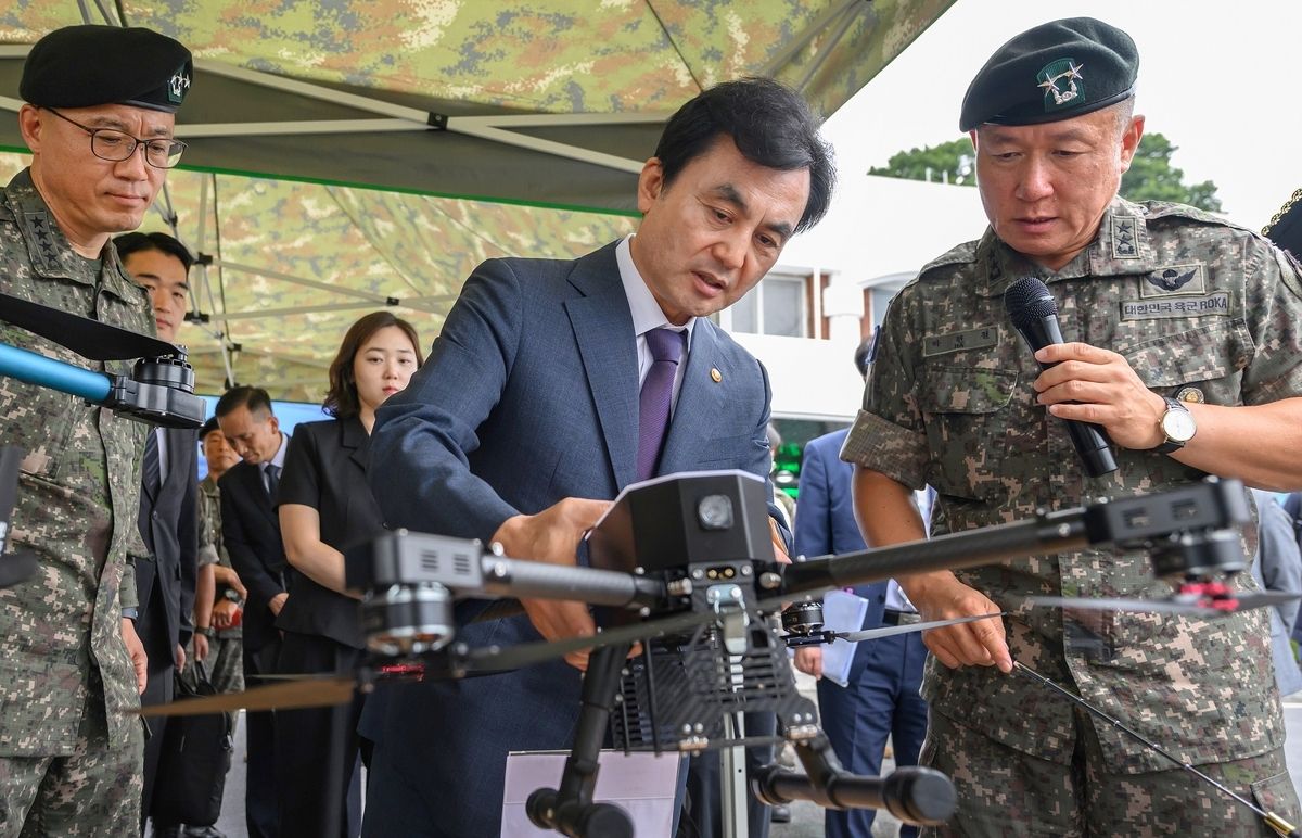 Defense Minister Ahn Gyu-back (C) inspects a drone during his visit to the Army's 36th Division in Wonju, some 90 kilometers east of Seoul, on Sept. 4 in this file photo provided by his office. (Yonhap)