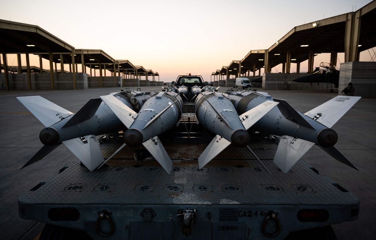US Airmen prepare on Dec. 18 to load GBU-31 munition systems onto F-15E Strike Eagles within the US Central Command area of responsibility at an undisclosed location, in support of Operation Hawkeye Strike in Syria. (AFP-Yonhap)