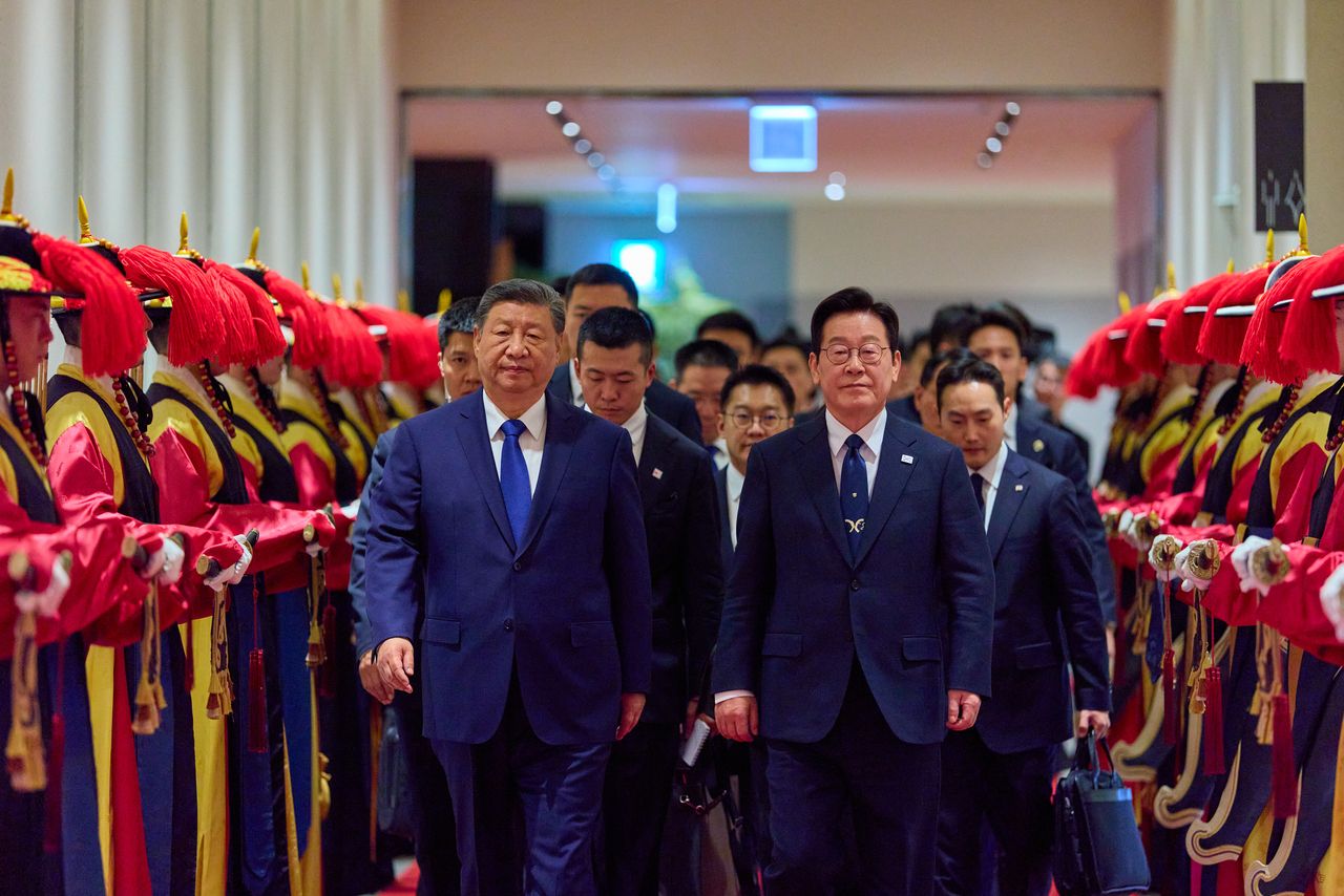 South Korean President Lee Jae Myung (right) and Chinese President Xi Jinping are seen as they enter a state banquet held in Gyeongju, North Gyeongsang Province, Nov. 1. (Presidential Office)