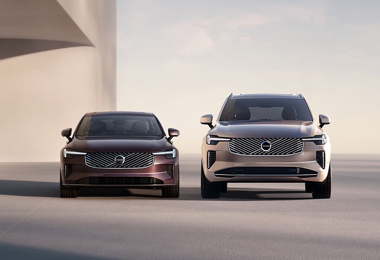 볼보자동차코리아가 올해 2차 부분변경을 거친 신형 S90(왼쪽)과 XC90 모델을 국내에 출시했다. / 코오롱오토모티브