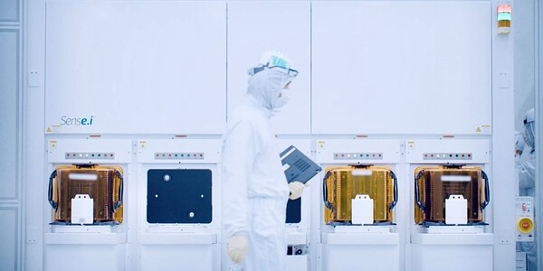 반도체 클린룸을 지나가는 직원 [사진: 램리서치코리아]