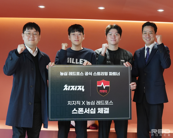 지난 26일 서울 성동구에 위치한 브리온컴퍼니 사옥에서 주건범 네이버 리더, 임우택 브리온컴퍼니 대표이사가 '공식 스트리밍 파트너십 체결식'을 진행했다. [사진: 네이버]