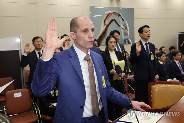 해롤드 로저스 쿠팡 임시대표가 31일 국회 청문회에서 선서하고 있다. [사진: 연합뉴스]