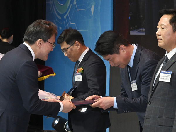 2025 대한민국 기술대상에서 산업통상부 김성열 산업기반실장(사진 왼쪽)이 현대차·기아 기초소재연구센터장 홍승현 상무(사진 오른쪽)에게 대통령상을 수여하고 있다 / 현대자동차 제공 (포인트경제)