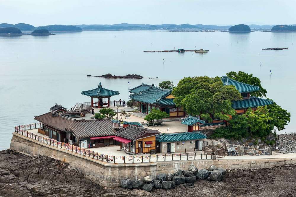 간월암 전경 / 사진=한국관광공사 포토코리아@김석태