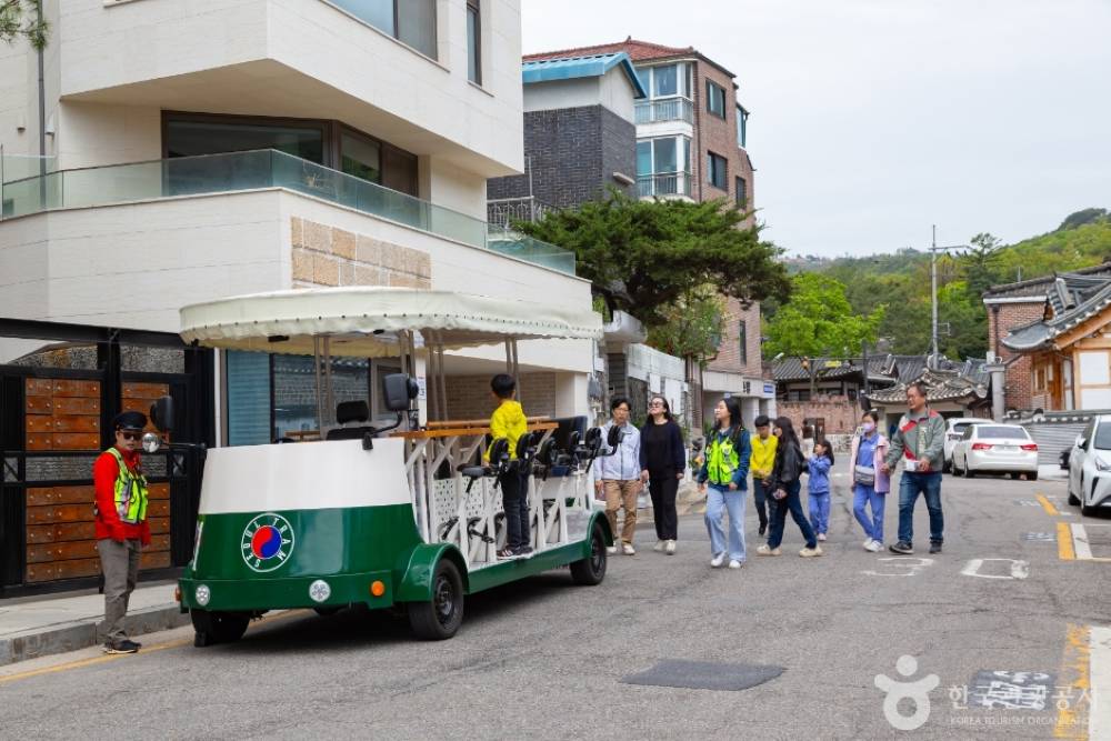 전차에 탑승중인 여행자