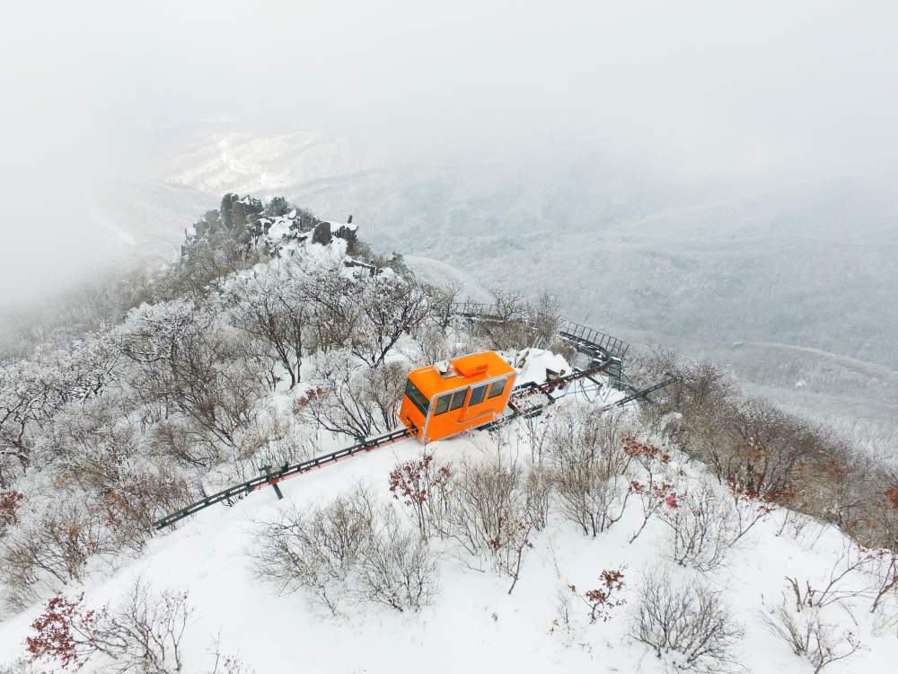 겨울왕국으로 진입중인 오렌지색 모노레일 / 사진=경남관광길잡이