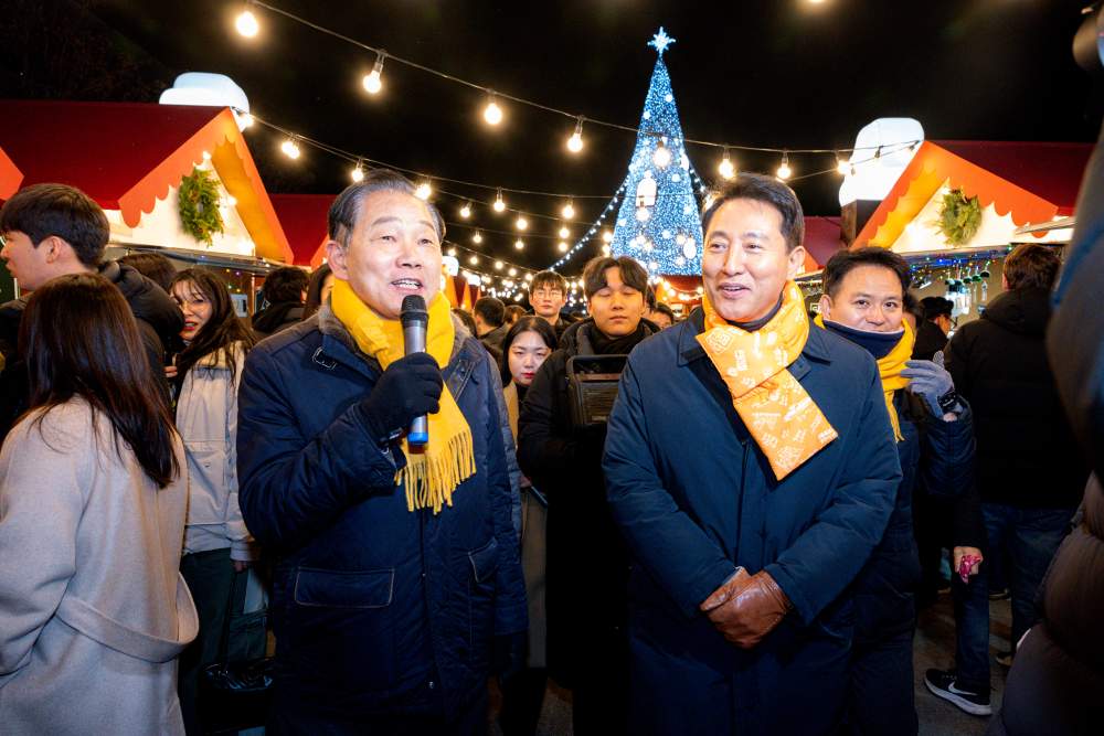 2025 광화문 마켓에서 길기연 대표이사가 오세훈 서울시장에게 행사를 소개하고 있는 모습 / 사진=서울관광재단