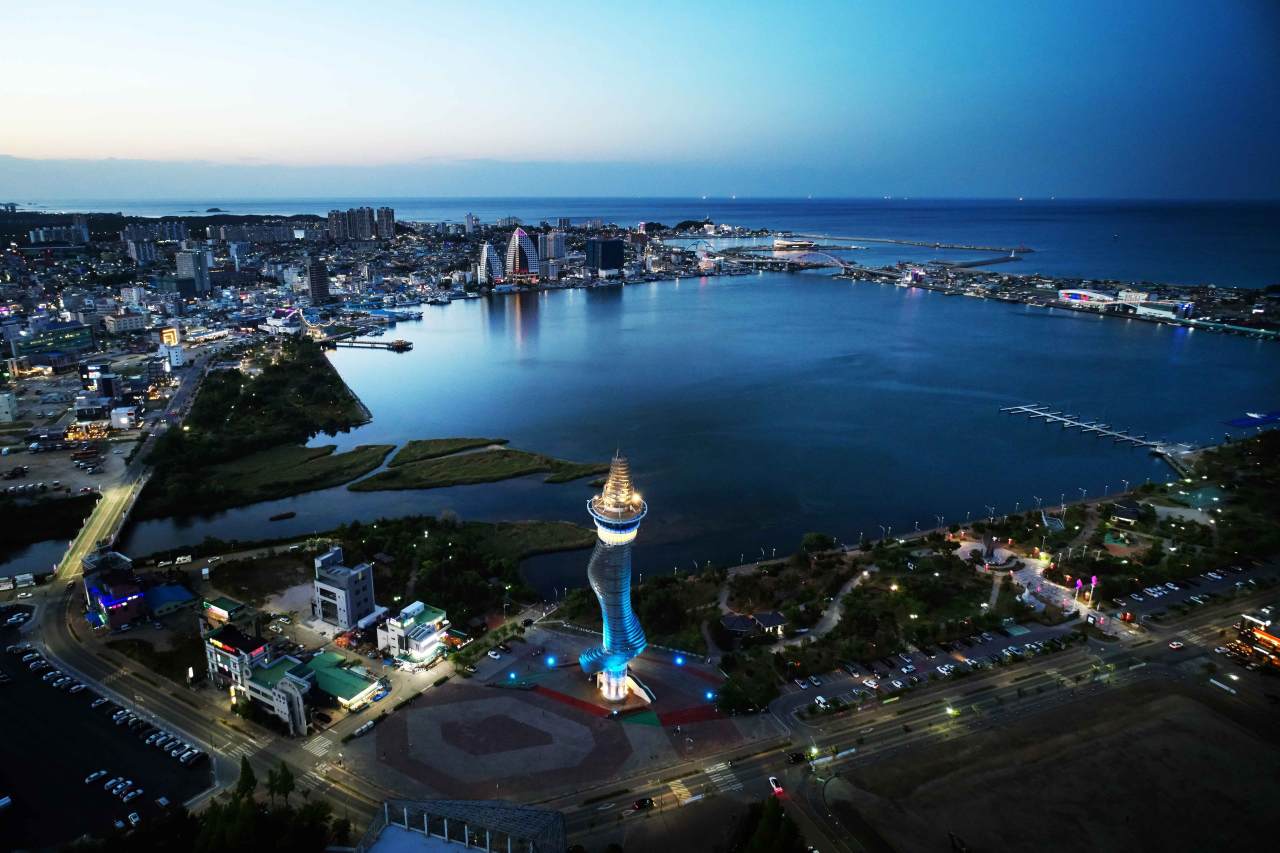 주변 관광지와 자연스러운 연계, 사진은 청초호 야경 / 사진=한국관광공사 포토코리아@IR스튜디오