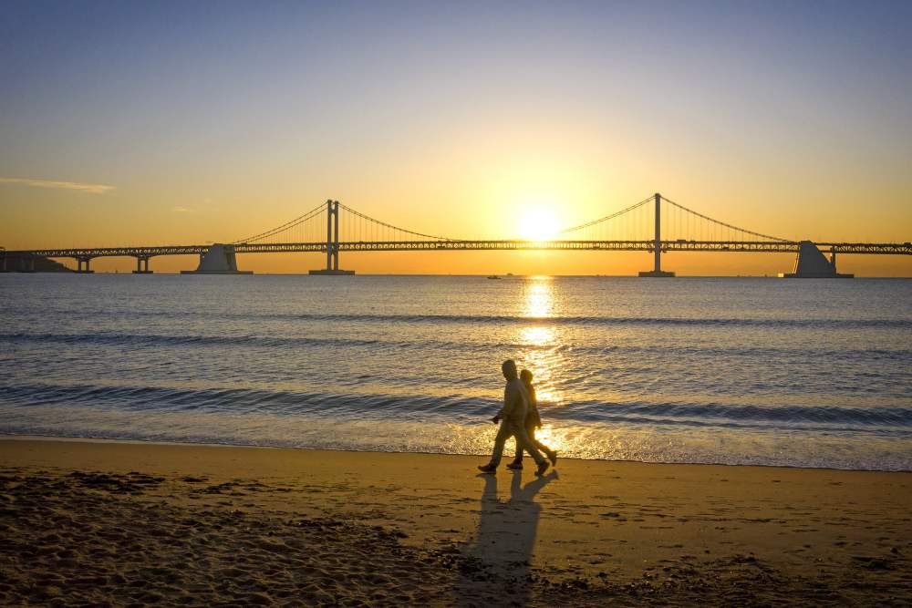 광안리 해수욕장 일출 / 사진=비짓부산@써머트리