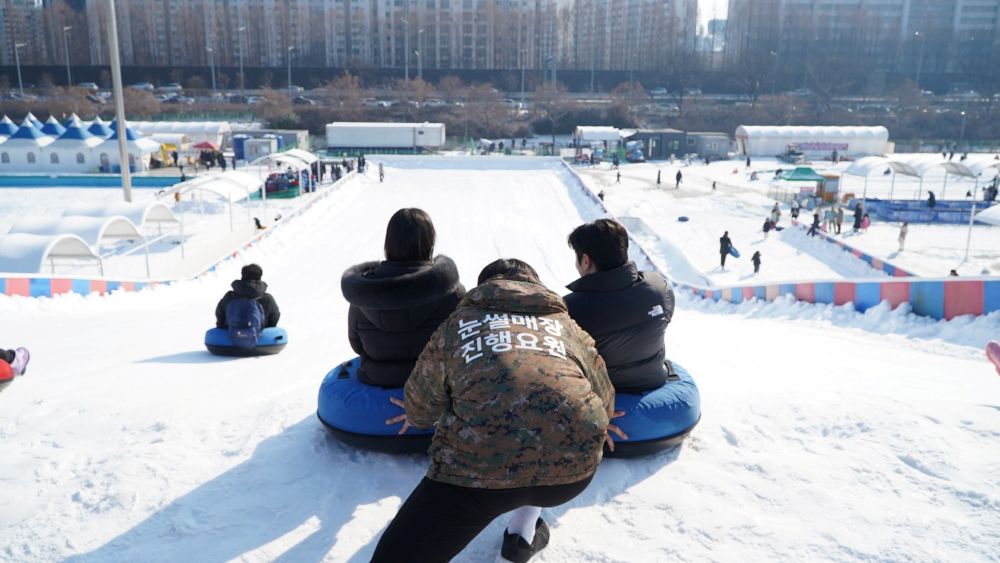 눈썰매를 즐기는 커플 / 사진=한강공원 공공누리 4유형 이미지